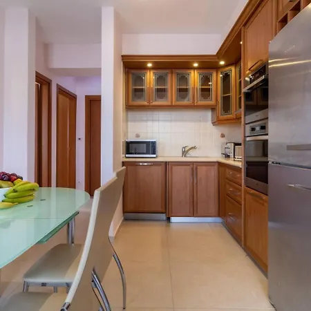 Fotini - Modern 2br With Pool & Balcony Near The Paphos