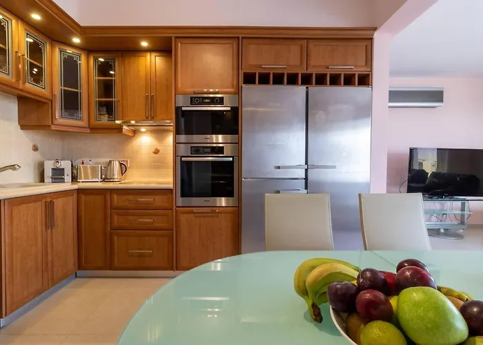 Apartmán Fotini - Modern 2br With Pool & Balcony Near The