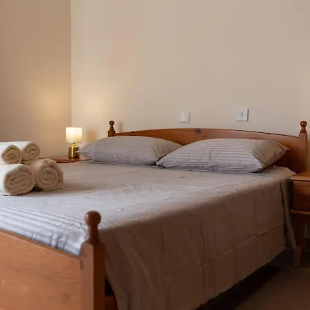 Fotini - Modern 2br With Pool & Balcony Near The Paphos