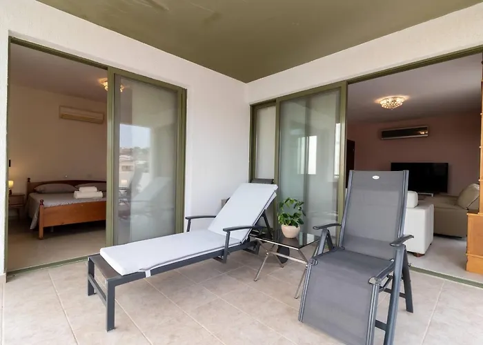 Daire Fotini - Modern 2br With Pool & Balcony Near The Pafos