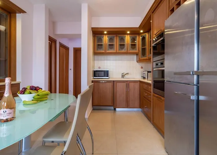 Fotini - Modern 2br With Pool & Balcony Near The Pafos